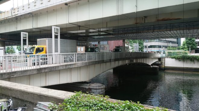 写真３．西河岸橋：日本橋川左岸上流側から撮影