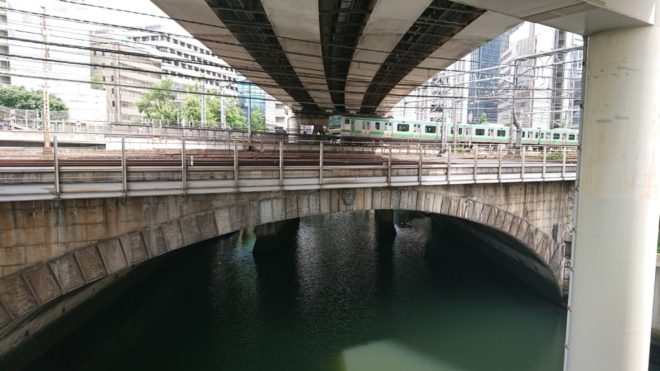 写真45．ＪＲ龍閑橋架川橋：高崎線の電車通過：龍閑さくら橋から撮影
