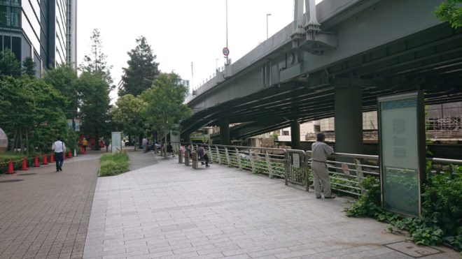 写真57．日本橋川右岸遊歩道の様子