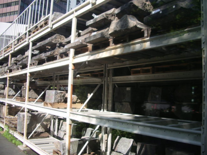 写真29．解体した石を神田橋公園にて保管