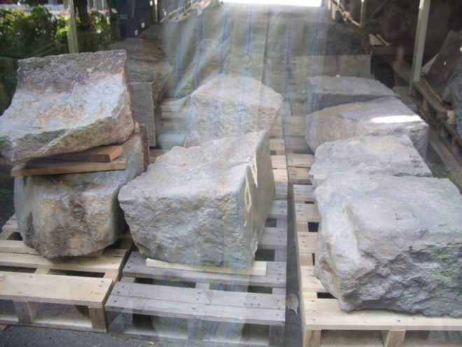 写真30．解体した石を神田橋公園にて保管