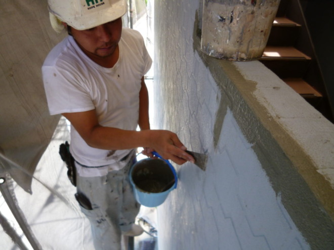 写真２．外壁塗装工事：下地処理・補修工事（筆者所有アパート）