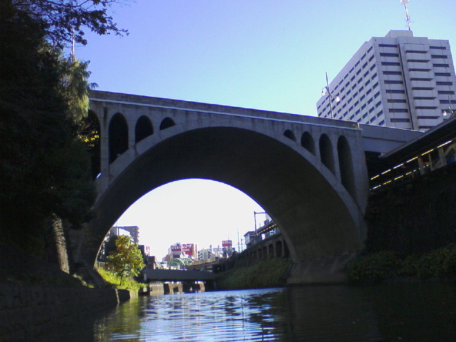 神田川水面から見上げた聖橋