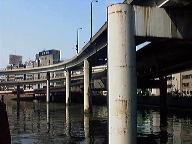 写真１．日本橋川を覆う首都高速道路