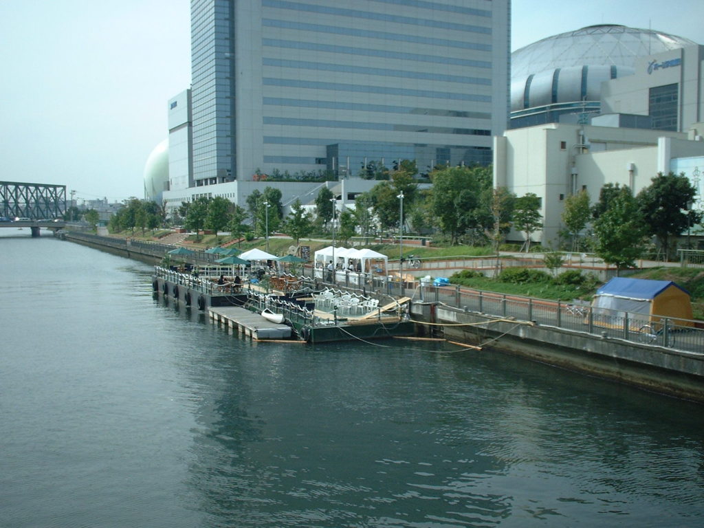 写真11．尻無川右岸に浮かぶ「リバーカフェ」2003年