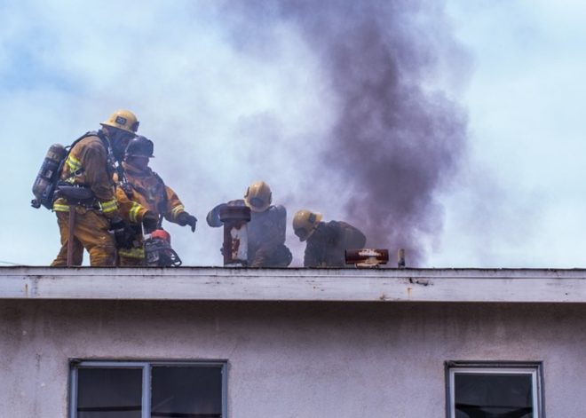 写真４．戸建住宅火災の消火活動