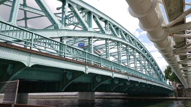 写真１．千住大橋（隅田川左岸上流側から撮影）
右側の白い橋は、水道橋