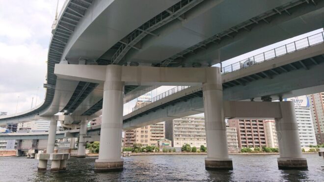 写真10．首都高速６号隅田川橋梁：隅田川右岸真下から撮影