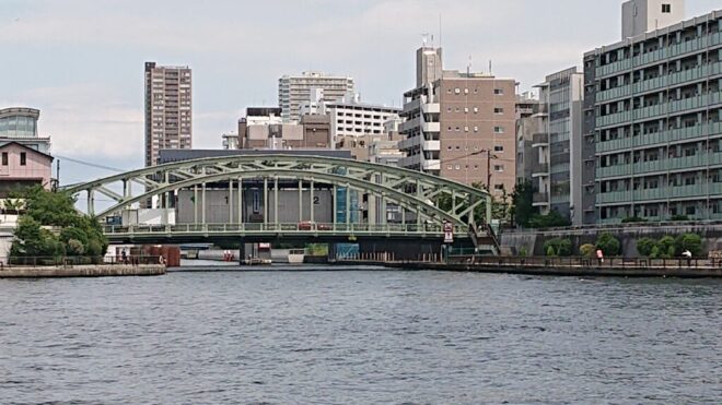 写真17．小名木川河口に架かる萬年橋：隅田川右岸から撮影