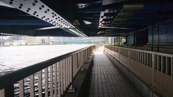 写真24．清洲橋橋下の遊歩道