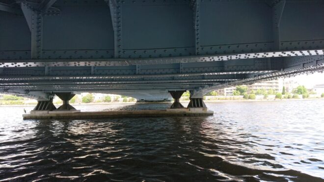 写真12．永代橋の橋下