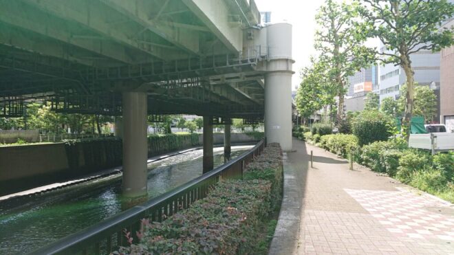 写真４．日本橋川左岸を上流へ向かう