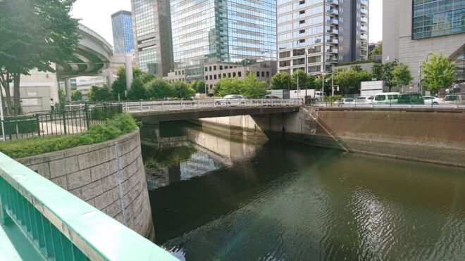 写真１．神田川・日本橋川分岐部：三崎橋から撮影