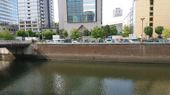 写真２．神田川・日本橋川分岐部：三崎橋から撮影