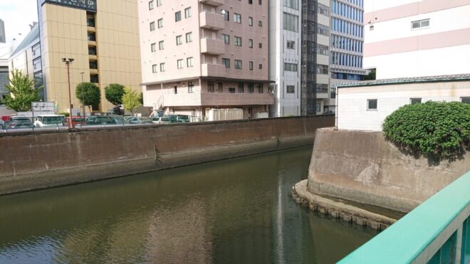 写真３．神田川・日本橋川分岐部：三崎橋から撮影