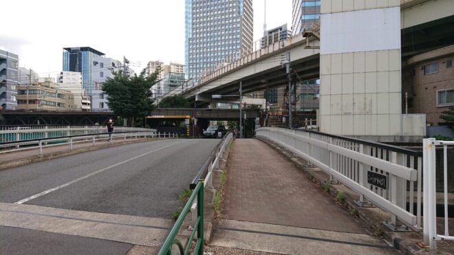 写真６．小石川橋の舗装面