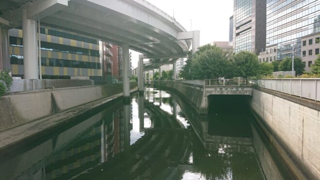 写真９．小石川橋から神田川上流を臨む