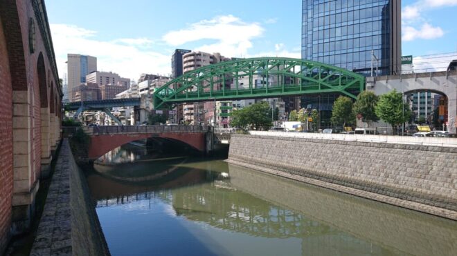 写真35．旧万世橋駅跡水辺遊歩道から神田川上流を臨む