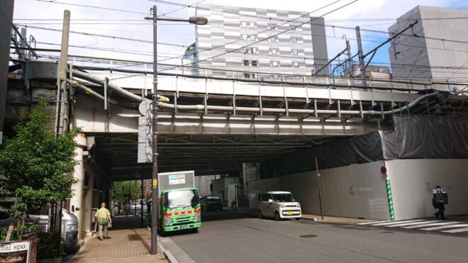 写真４．JR神田川架川橋に接続する架道橋：神田川右岸下流側から撮影