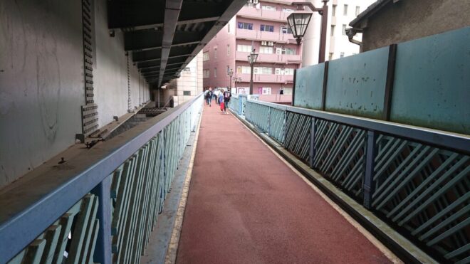 写真６．神田ふれあい橋の舗装面
