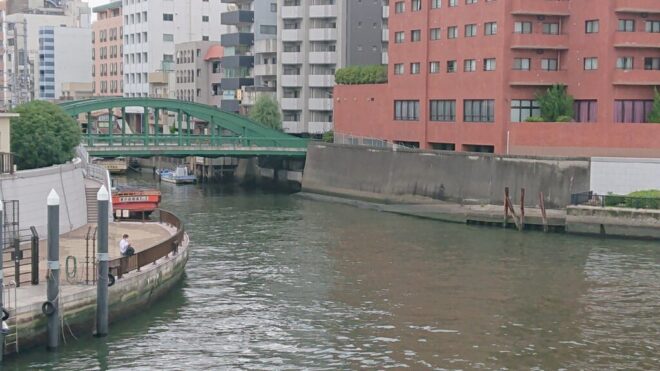 写真１．現在の柳橋と神田川河口：両国橋から撮影