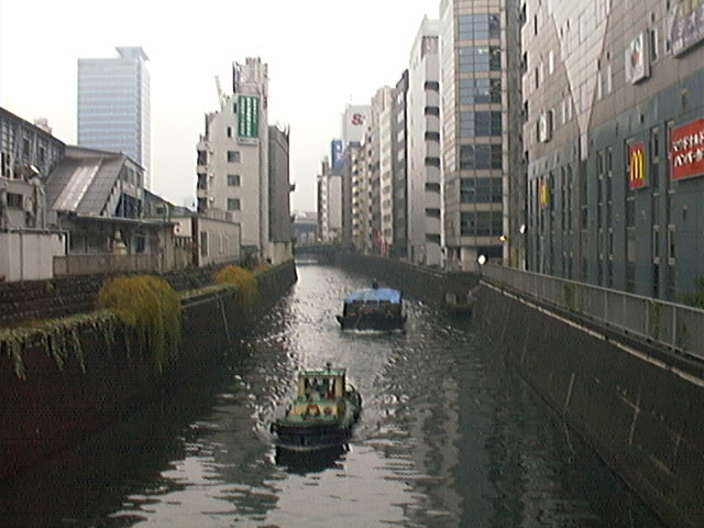 写真27．「だるま船」が神田川を下る様子：水道橋から上流を撮影