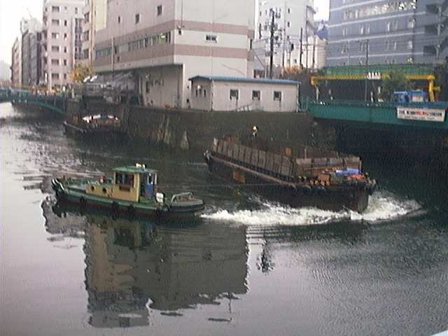 写真10．三崎町不燃ごみ船舶中継所：小石川橋から撮影
