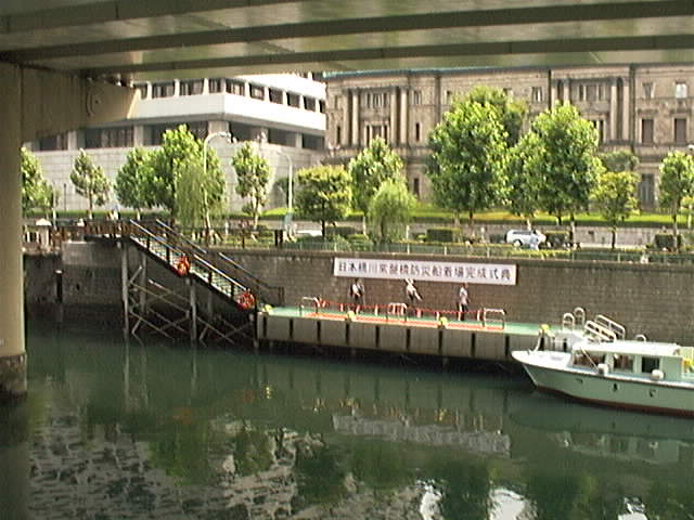写真32．日本橋川常盤橋防災船着場：日本橋川の対岸（右岸）から撮影