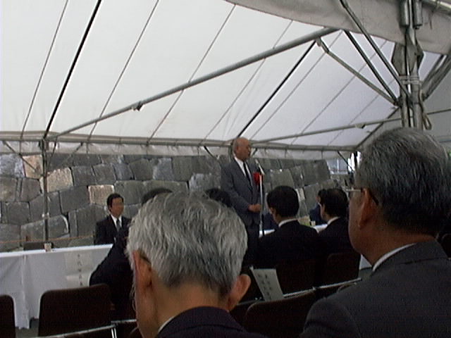 写真34．完成式典で挨拶する木村区長