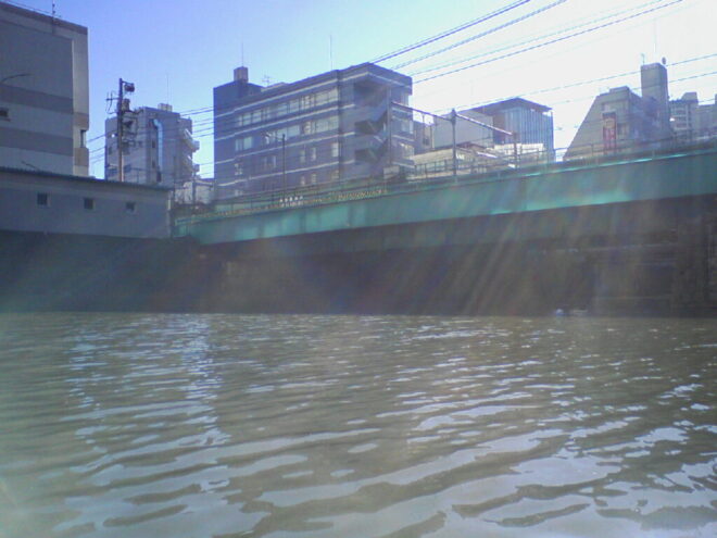 写真５．神田川・日本橋川分岐部：カヤック上から撮影