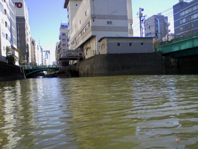 写真４．神田川・日本橋川分岐部：カヤック上から撮影