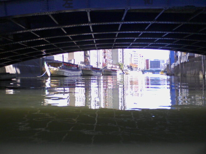 写真35．水面から見た屋形船：浅草橋の下をカヤックにて通過