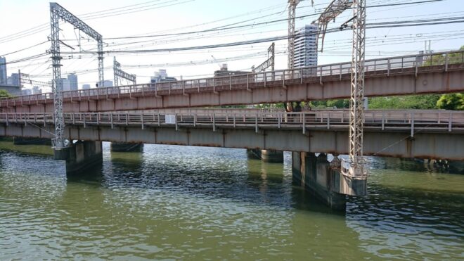 写真５．京阪電鉄寝屋川橋梁：寝屋川橋から下流側を撮影