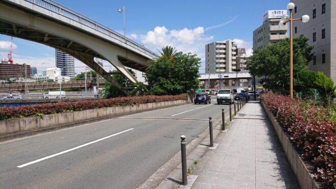 写真15．京橋：寝屋川左岸から右岸へと渡る