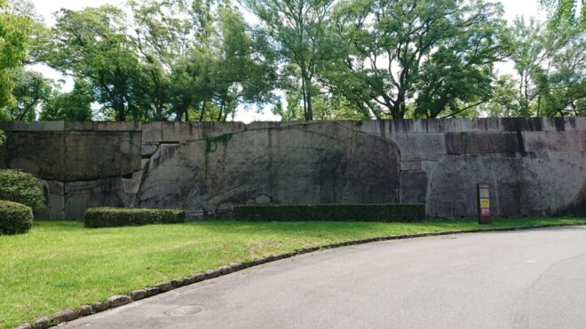 写真６．京橋口桝形の巨石