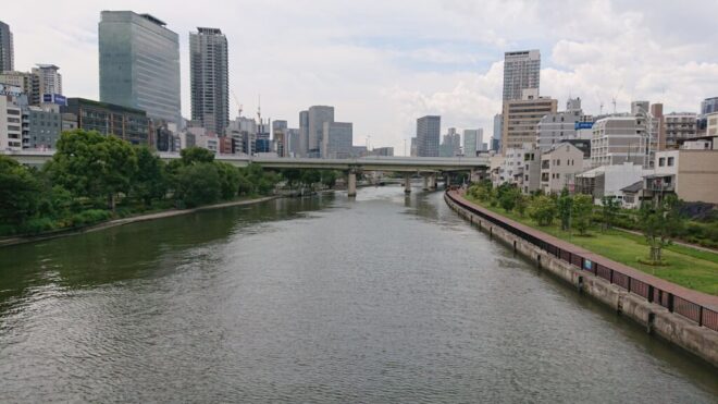写真44．天神橋から堂島川下流を臨む