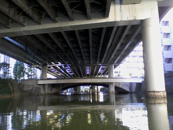 写真８．鎌倉橋：カヤックから撮影