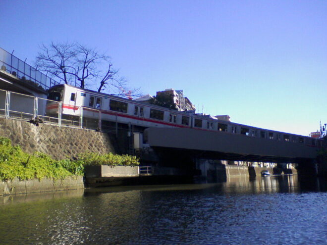 写真２．丸の内線神田川架川橋：神田川上流側から撮影