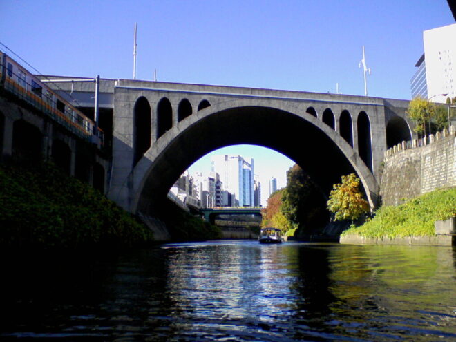 写真１．聖橋：丸の内線神田川架川橋の下から撮影