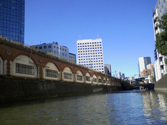 写真５．神田川：奥に見えるのは昌平橋