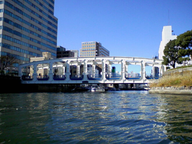 写真20．日本橋川河口に架かる豊海橋：隅田川から撮影