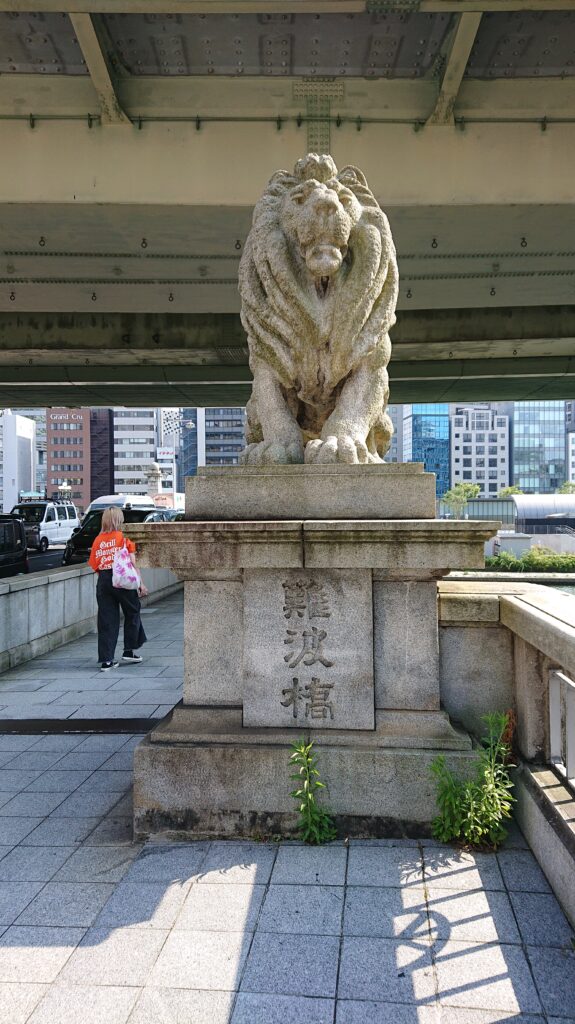 写真17．「吽」のライオン：難波橋右岸下流側