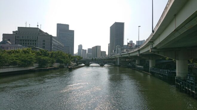 写真28．鉾流橋から堂島川下流を臨む