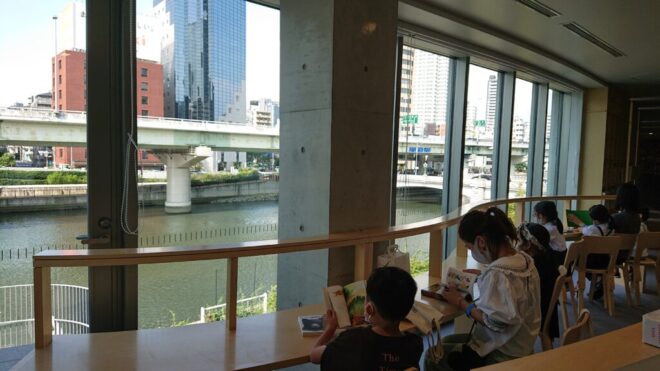 写真23．こども本の森中之島：館内で堂島川を見ながら読書