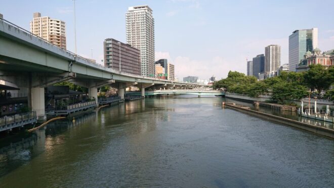 写真40．水晶橋から堂島川上流を臨む