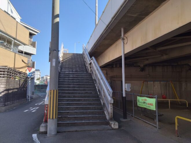 写真７．嬉ケ崎橋路面へ通じる階段