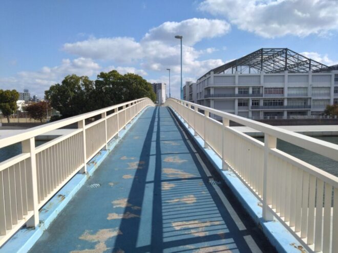写真25．六軒家川歩道橋の舗装面