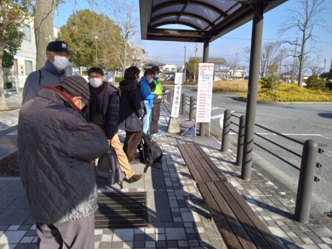 Δ写真29．シャトルバス乗客の行列：神戸電鉄緑が丘駅前