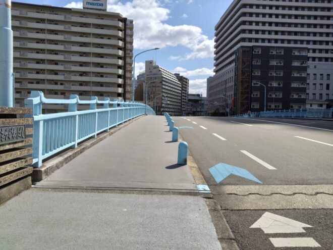 写真８．木津川橋の舗装面