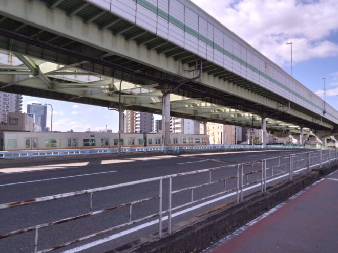 写真13．木津川大橋の車道・歩道（上流側）